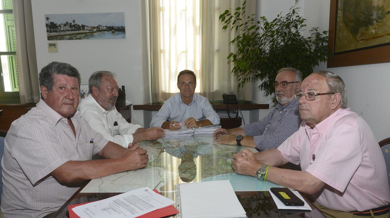 El alcalde aborda con los empresarios casos concretos de nuevas empresas interesadas en El Puerto