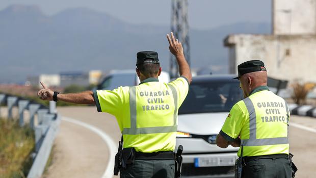 Tres heridos, dos de ellos de gravedad, tras salirse su coche de la carretera esta madrugada en Brenes