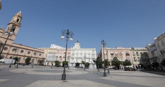 La finca se encuentra en un entorno de alto valor arquitectónico, la plaza de San Antonio