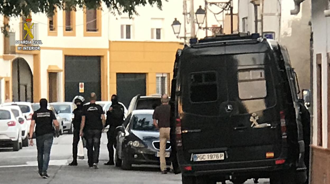 Agentes de la Guardia Civil en la operación Rascaflor