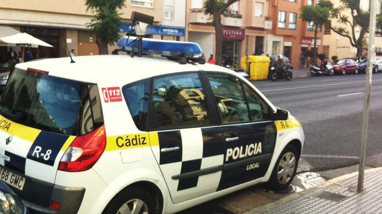 Detenido por hacerse pasar por policía y amenazar a los clientes en un pub de Cádiz