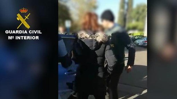 La Guardia Civil de Utrera detiene una mujer por robar tarjetas y joyas a las personas a las que atendía