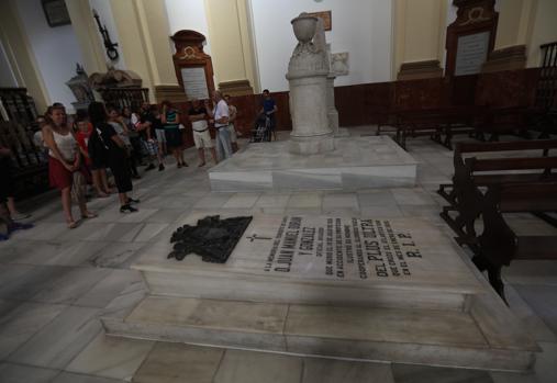 Durante la visita recorren todo el interior del Panteón.