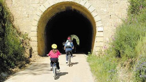 Ir a montar en bici con los niños es una buena opción deportiva y de ocio