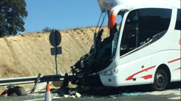 Varios heridos en una colisión entre un camión y un autobús en la A-66 a la altura de El Ronquillo