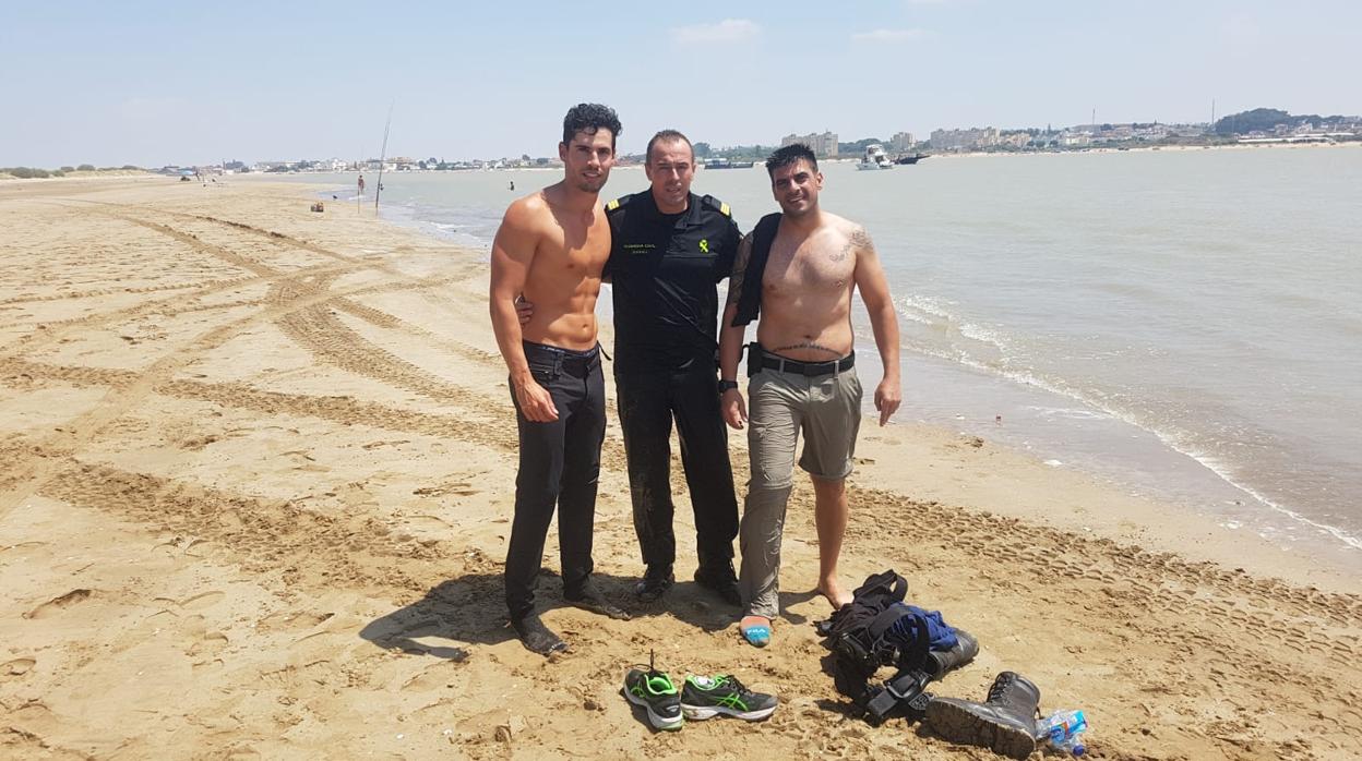 El sargento Jiménez (centro) junto a los dos comopañeros del GRS que se tiraron al agua tras el rescate