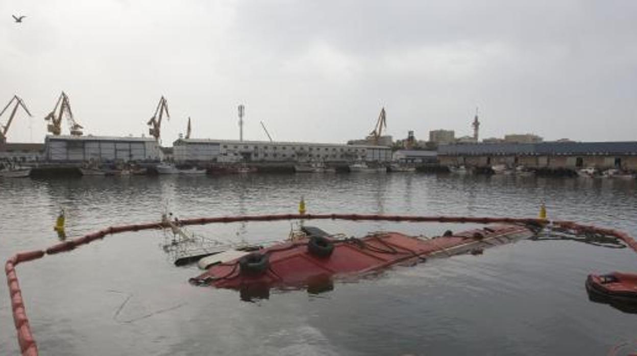 El barco Thoran, en una imagen tomada durante la mañana del pasado lunes en el muelle de Cádiz