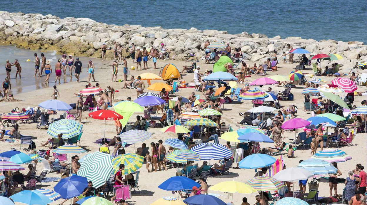 Muchos visitantes disfrutarán este fin de semana de sus últimos días en las playas de Cádiz.