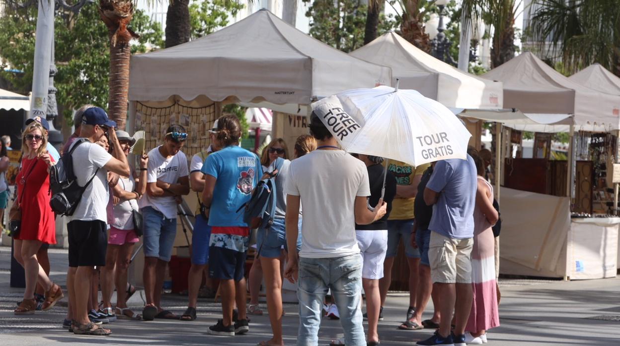Un guía ofrece sus servicios de forma gratuita a los turistas en la Plaza San Juan de Dios de Cádiz