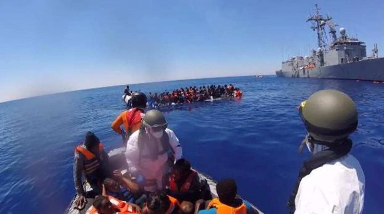 Imagen de un rescate de migrantes en el Mediterráneo por parte de una fragata española con base en Cádiz.