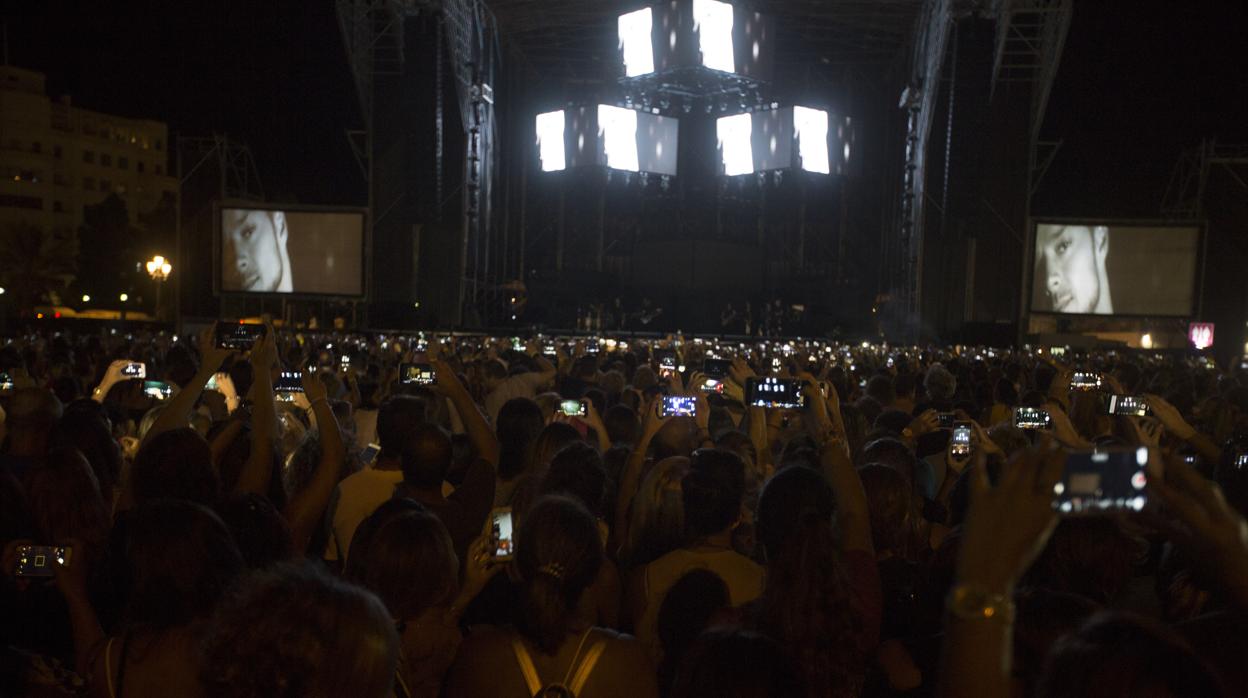 Gran expectación momentos antes de que apareciera Ricky Martin en el muelle.