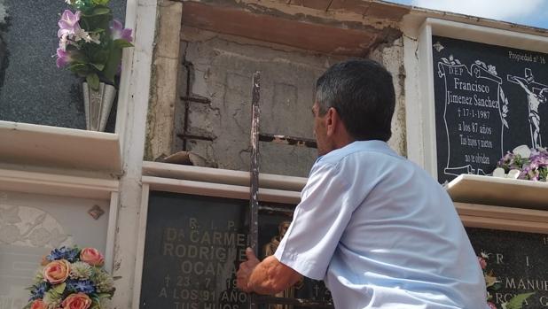 El alcalde de Brenes: «Nadie entiende los motivos de la profanación del cementerio»