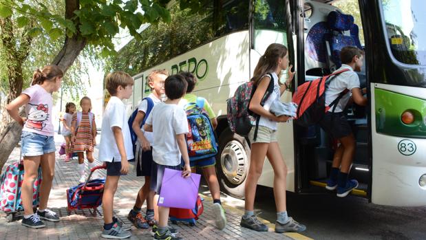 El Ayuntamiento ofrece clases de inglés y transporte escolar para todos los niños de Tomares