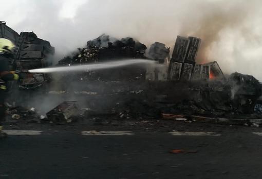 Los bomberos apagan el incendio del camión