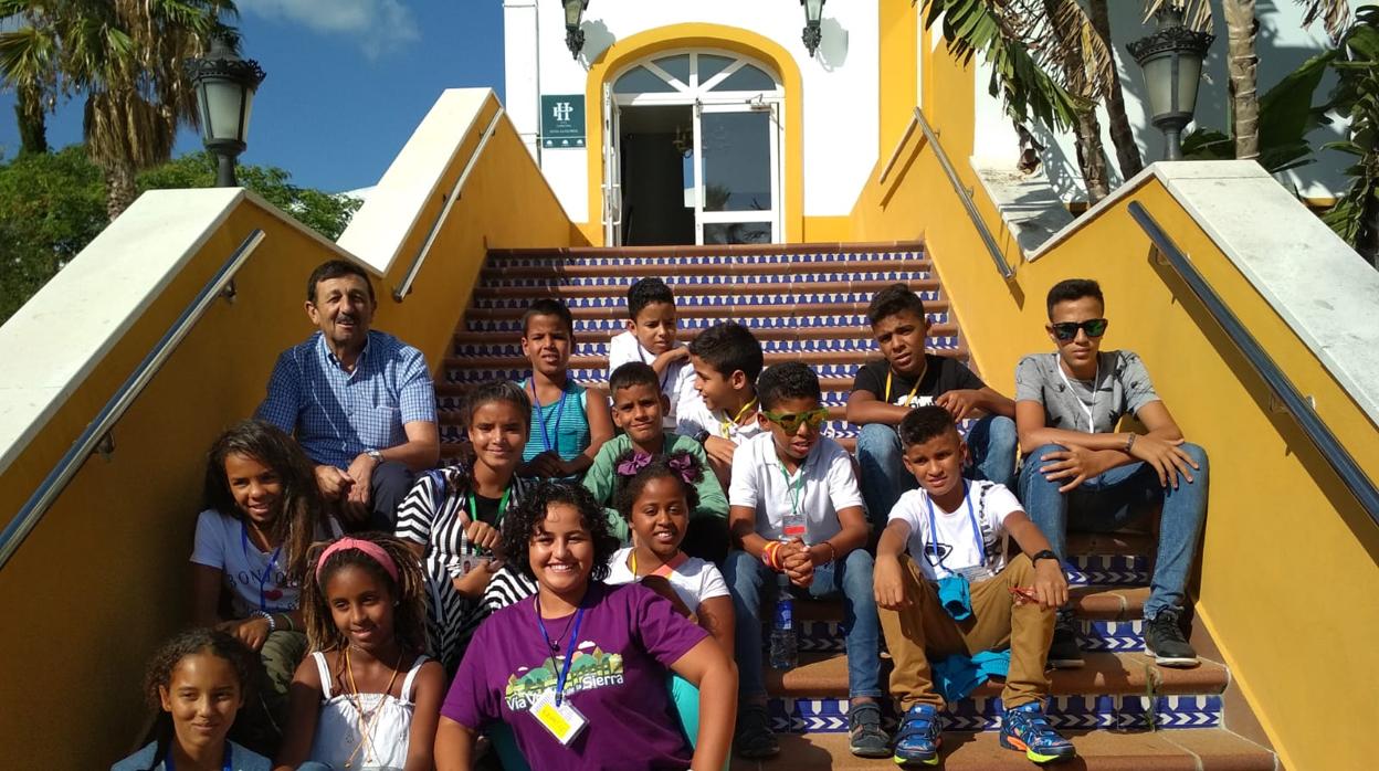 Los niños saharauis en el polígono 'La Palmosa' en Alcalá de los Gazules antes de coger el autobus