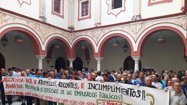 Dos meses de nóminas recortadas en el Ayuntamiento de Alcalá de Guadaíra