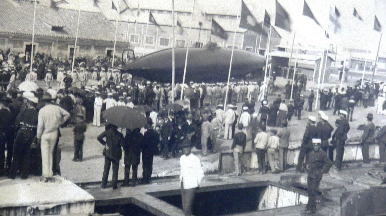 La Bahía de Cádiz, testigo de la botadura del primer submarino hace 130 años