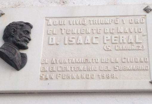 Placa en la casa donde vivió Peral en San Fernando