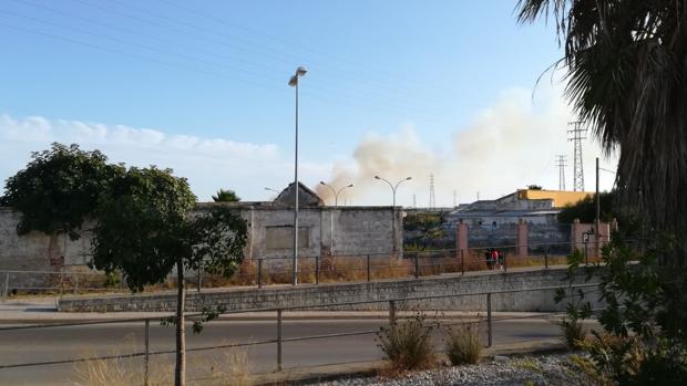 Un incendio cerca del centro comercial Bahía Mar provoca alarma en El Puerto