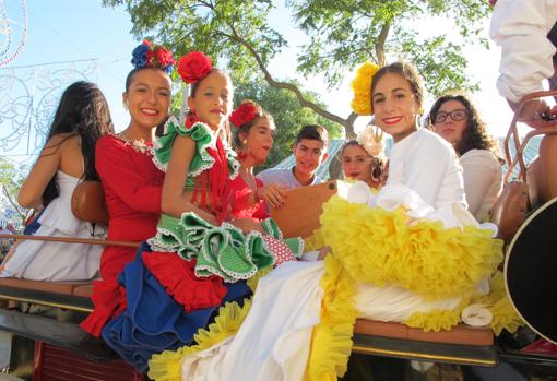 Las mujeres lebrijanas no dudan en vestirse de flamenca los días de feria