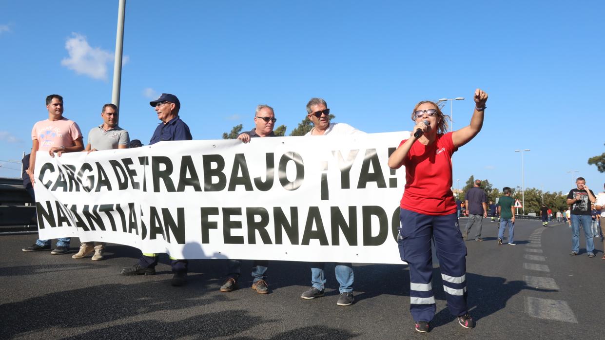 Virginia Gómez, junto a la pancarta de la protesta.