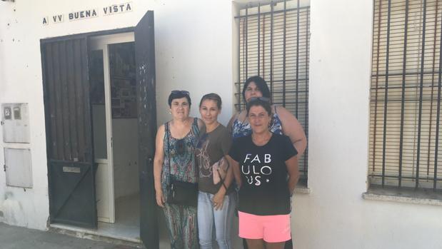 Un grupo de mujeres toma las riendas de la asociación de vecinos Buena Vista