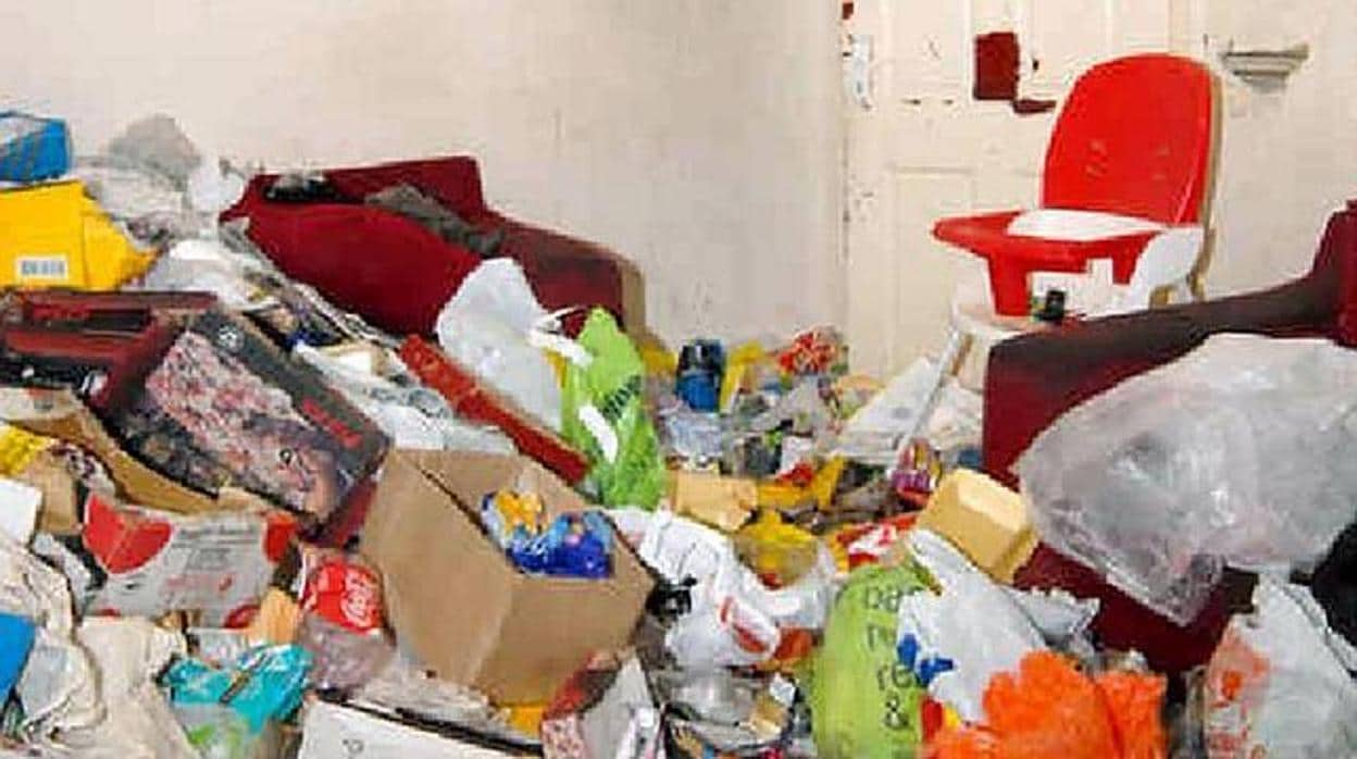 Una habitación de un hogar repleta de basura