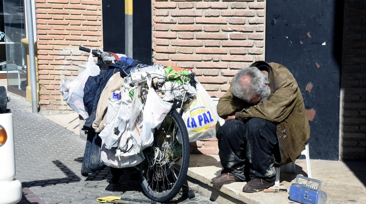 Enrique, junto a su bicicleta