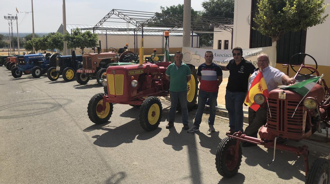 Los propietarios de los doce tractores que participaron en la exposición