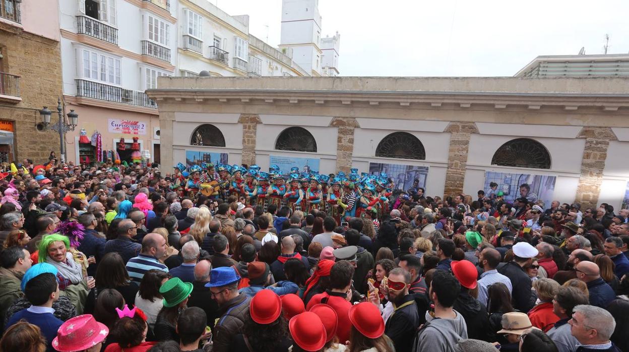 Una de las agrupaciones del Carnaval de Cádiz actúa en la calle ante decenas de personas