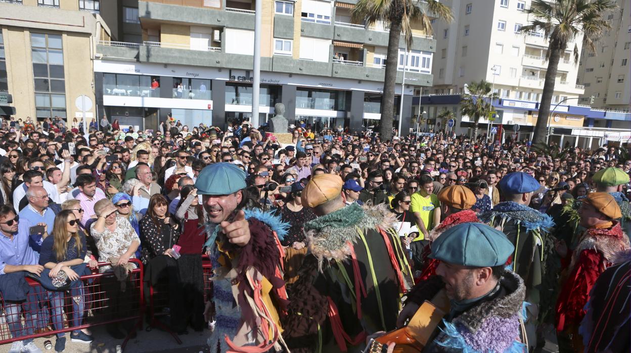 La comparsa 'Los prisioneros' actúa durante la semana de Carnaval.