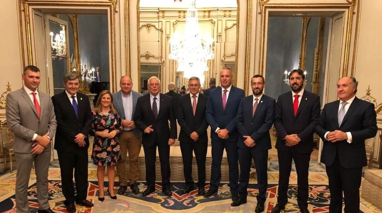 Foto de familia de la reunión de alcaldes y dirigentes institucionales de Cádiz con el ministr oBorrell.