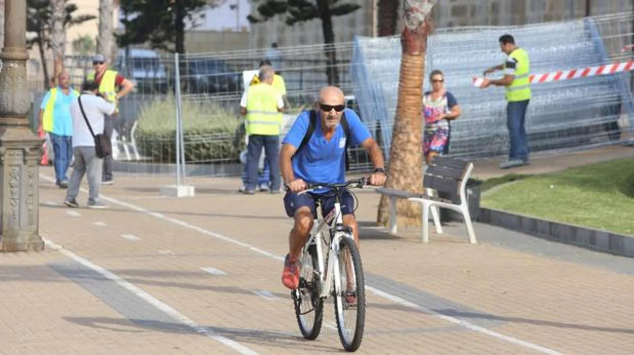 Un ciclista por un carril bici de Cádiz.