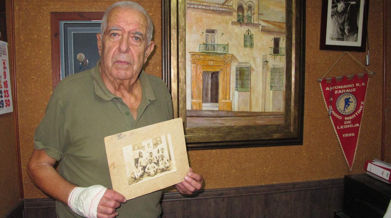 Francisco Martínez muestra en el despacho de la bodega la histórica foto del LFVC