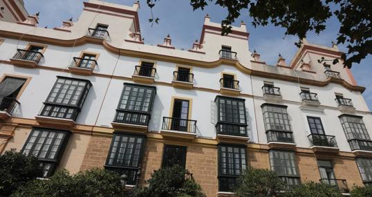 La Casa del Cónsul (centro) en plena Plaza de España.