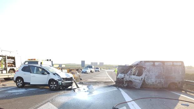 Muere en un accidente múltiple en Sanlúcar un operario cuando pintaba la carretera