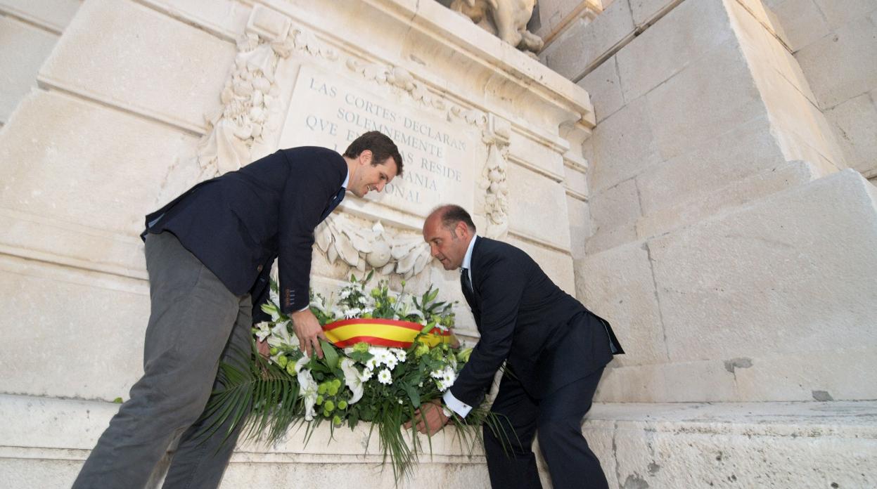 Juancho Ortiz y Pablo Casado rinden homenaje a la Constitución de Cádiz