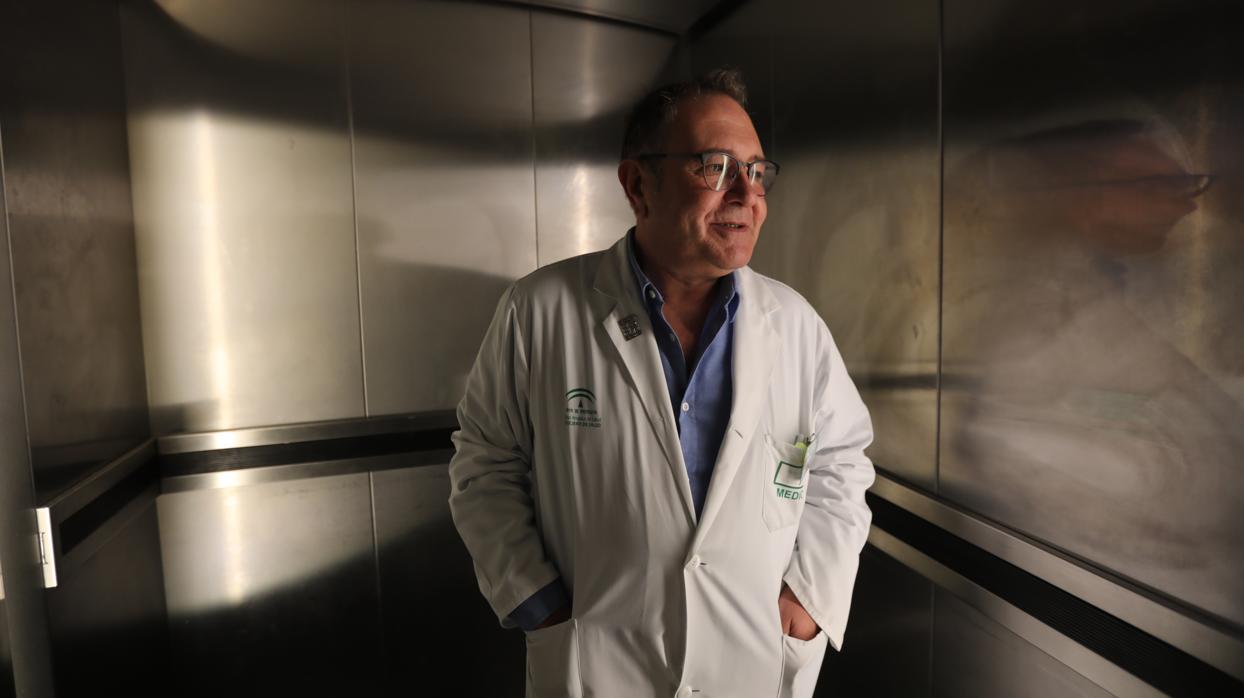 El doctor Eulalio Valmisa, en las instalaciones del Hospital de Puerto Real.