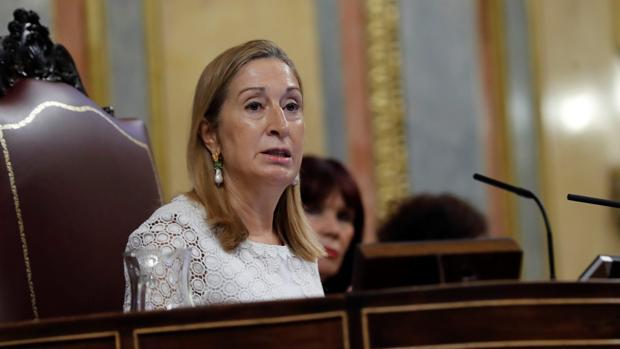 El Colegio de Médicos distingue a Ana Pastor como Colegiada de Honor