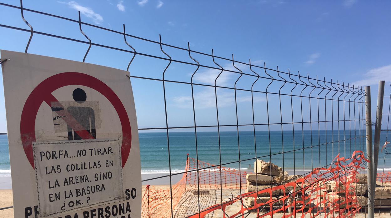 Estado actual del paseo marítimo a la altura de la playa Santa María del Mar.