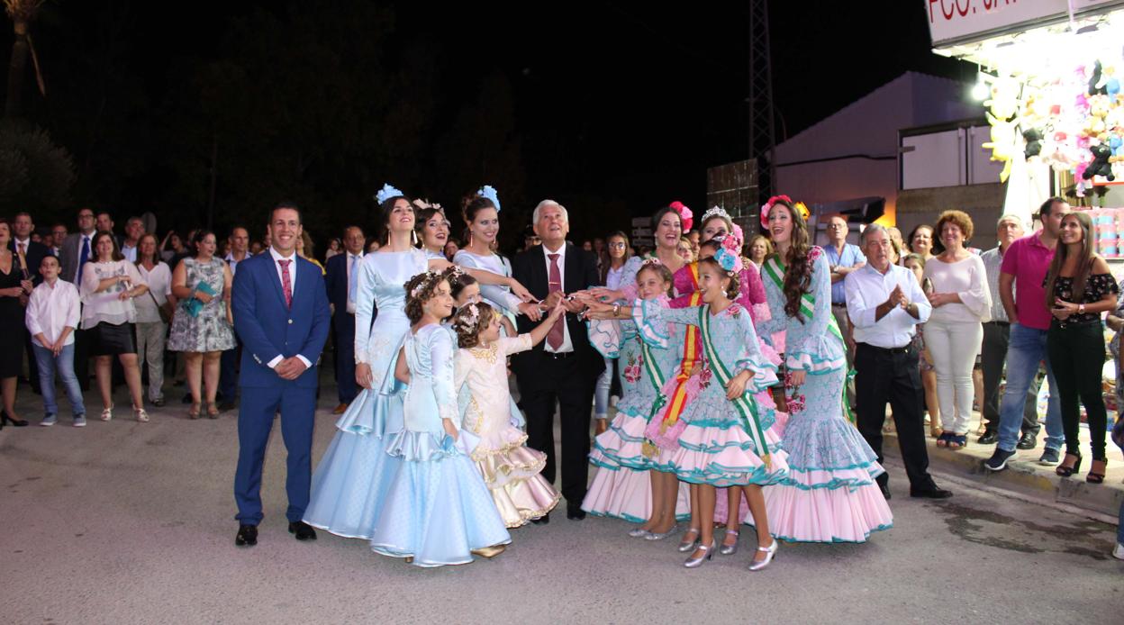 Las reinas infantil y mayor y sus damas de la Feria del El Cuervo 2017 acompañaron al alcalde en el encendido del alumbrado especial