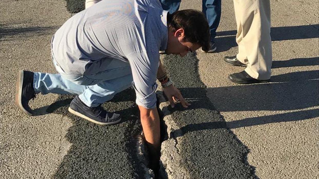 Una grieta de grandes dimensiones en la calzada de la carretera de Isla Mayor