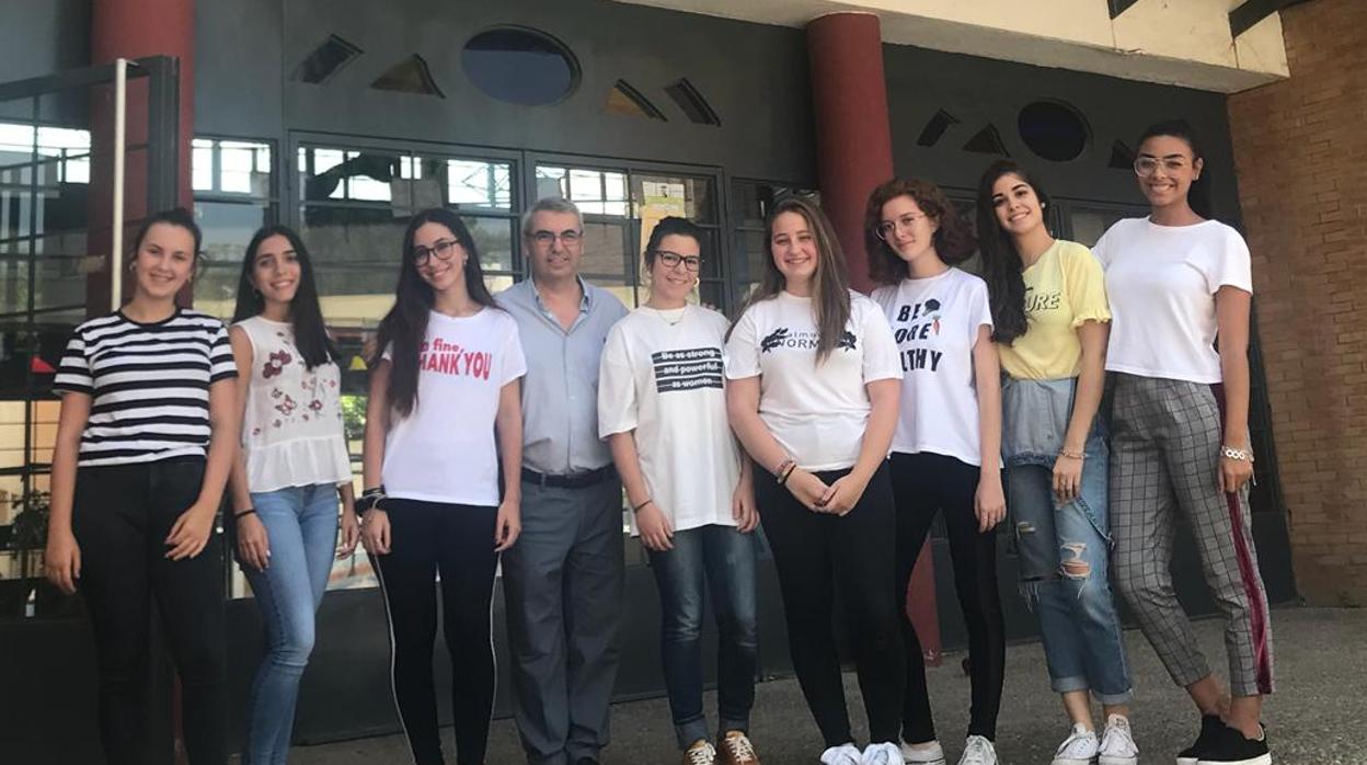 Las alumnas premiadas juntos al profesor a las puertas del institutoLa Campiña