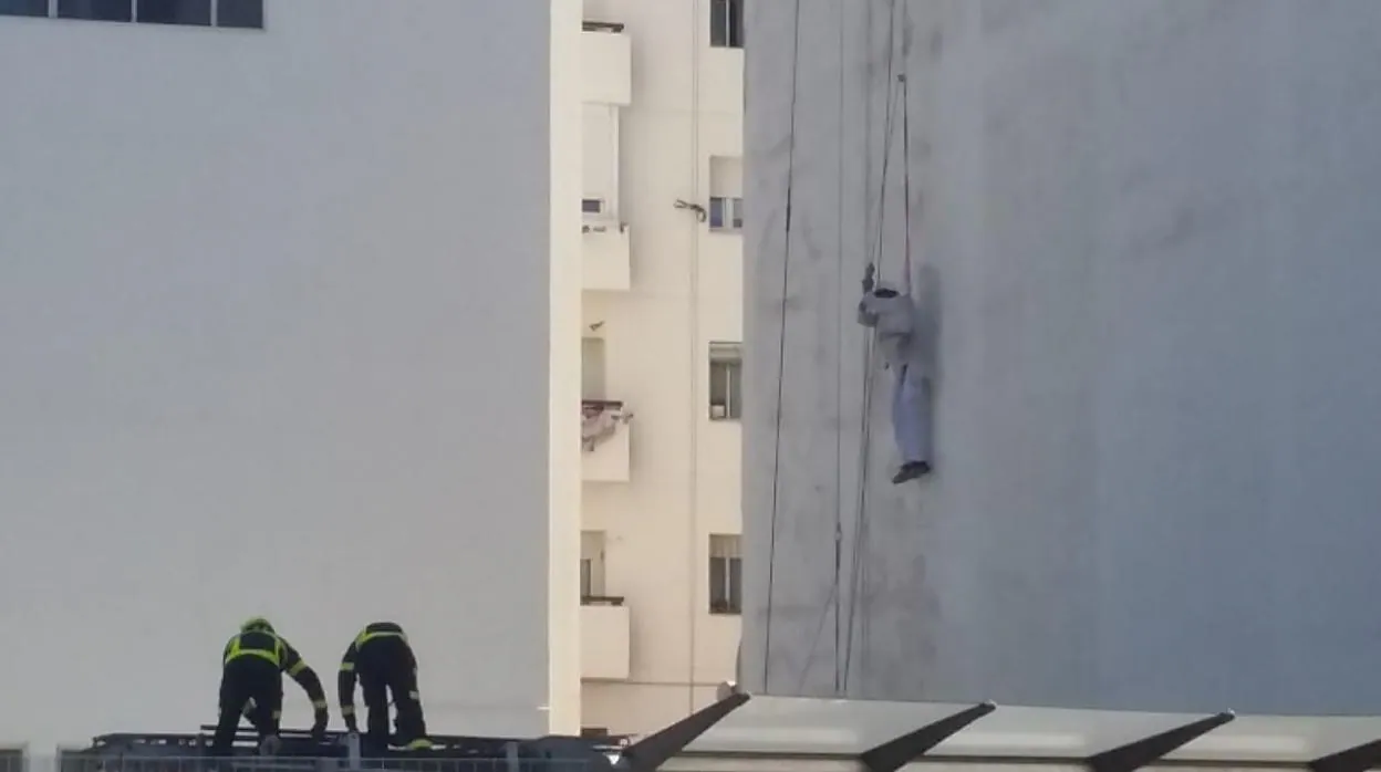 Dos trabajadores quedan suspendidos en el vacío tras caer de un andamio en Cádiz