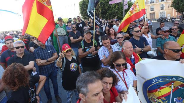 Policías y guardias civiles se manifiestan ante la sede del PSOE en Cádiz