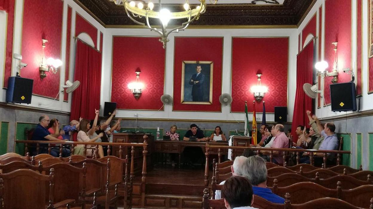 Votación del PGOU inicial de Morón de la Frontera, celebrado ayer en el salón de plenos del Ayuntamiento
