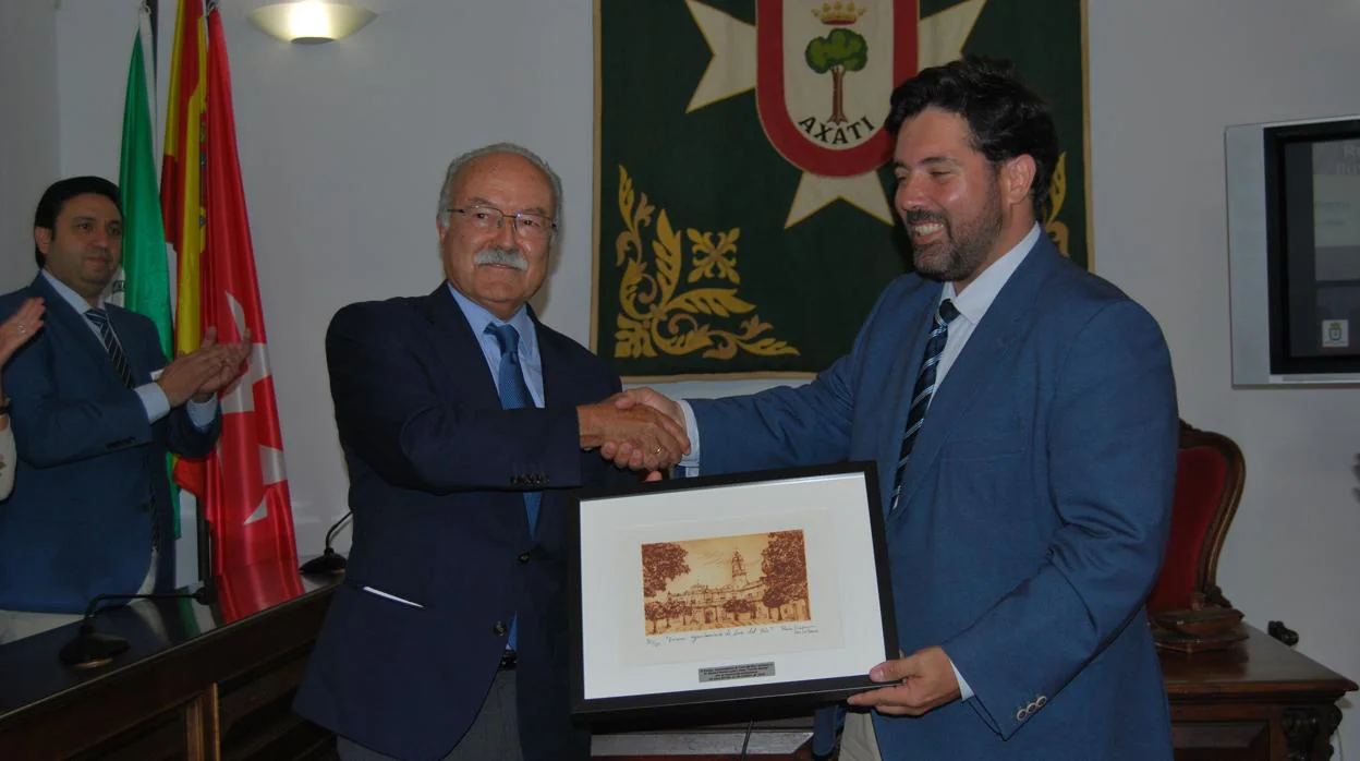 Manuel Morón Ledro recibe en su pueblo natal la distinción de Loreño Ilustre de la Villa