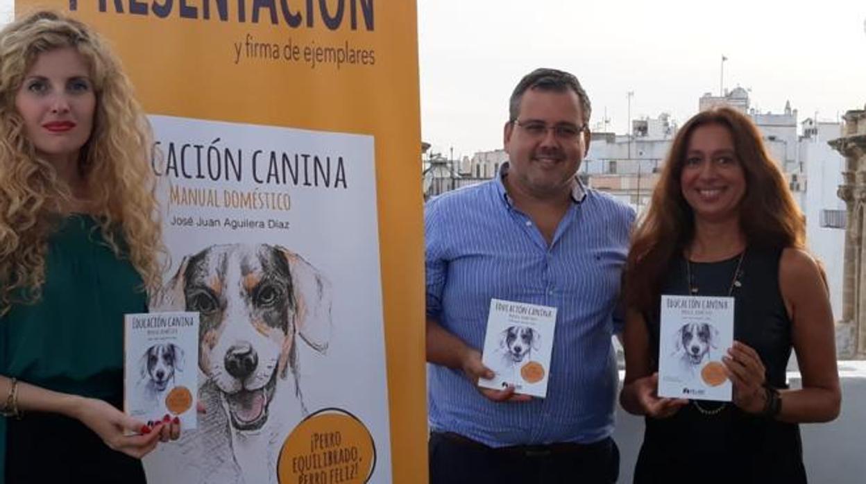 Presentación del libro 'Educación canina. Manual doméstico' en el hotel Las Cortes