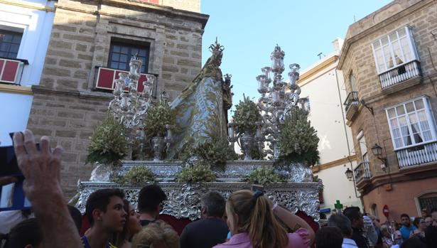 La Virgen del Rosario sale en procesión desde la iglesia de Santo Domingo