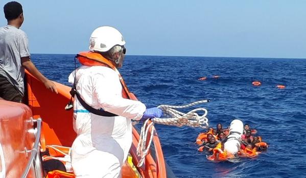 Rescatan 281 personas de diez pateras en el Estrecho